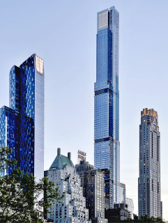 Obr. 01 Pohled na dokončovanou věž CPT (uprostřed) z Central Parku v sousedství mrakodrapů One 57 (vlevo) a 220 Central Park South (vpravo), květen 2021 (zdroj: Michael Young)