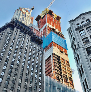 Obr. 15 První osazené skleněné panely výškové části budovy, prosinec 2017 (zdroj: CityRealty)