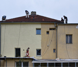 7 Obnova domu po prvním nátěru fasádní barvou Baumit StarColor (vlevo) – porovnání s omytou fasádou (vpravo) 