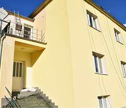 8 Finální stav obnovy domu po dvou nátěrech fasádní barvou Baumit StarColor