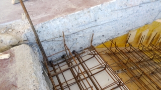 Výztuž nového schodiště s vlepenou výztuží do původního trámce