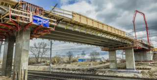 Obr. 4 Podepření nosníků a bednění během betonáže spřahující desky nového mostu