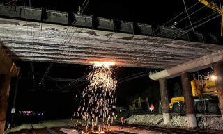 Obr. 2 Demolice starého mostu – podélné řezání nosníků v hlavním poli a následné vyjmutí jeřábem Liebherr LTM 1300