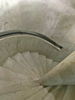 Nika pro madlo v pohledovém betonu na schodišti 