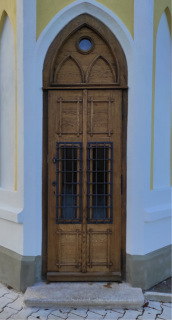 Obr. 13 Kopie novogotických dveří s nadsvětlíkem po osazení, 2021