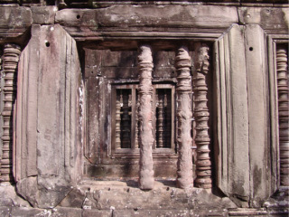 Obr. 07 Lemy s klnovmi styky okolo balustrdovch otvor ve stn galerie, charakter jejich petvoen a poruen, chrm Ta Keo (zdroj: archiv autora)