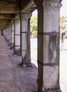 Obr. 09 Pklady monoblokovch pil napadench asami, exfoliac pat a delaminac sedimentanch vrstev, sanovan ocelovmi psovmi sponami, chrm Angkor Wat, 1. polovina 12. stolet (zdroj: archiv autora)