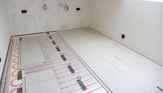 Obr. 4 Nová podlaha rekonstruovaného bytu na Praze 6. Vyrovnávací vrstva z Liaporu pod systémové desky s polystyrenovou izolací podlahového vytápění REHAU.