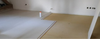 1 Realizace suché podlahy při rekonstrukci rodinného domu ve Skřipově: Z důvodů statiky a omezení mokrých procesů byla při rekonstrukci domu použita suchá podlaha LaPlura. Podlahy byly použity v podkroví v obytných místnostech a koupelně. V koupelně byla podlaha kombinována s podlahovým vytápěním.