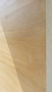 04 – Jedna z kreativních technik – fládrování – umožňuje s použitím silikonové omítky Baumit CreativTop dosáhnout dekorativního finálního vzhledu fasády, např. povrchu dřeva.