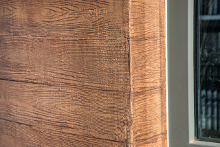 05 – Podoba rustikálního dřeva na fasádě vzniká tzv. fládrováním omítky Baumit CreativTop za pomoci vybraných nástrojů a finálního nátěru barvy s odpovídajícím odstínem.